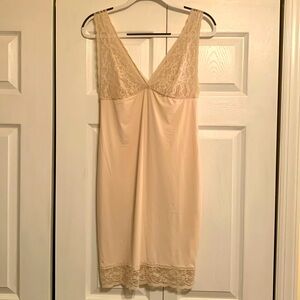 Intimissimi ivory cream slip with lace trim, size large, EUC